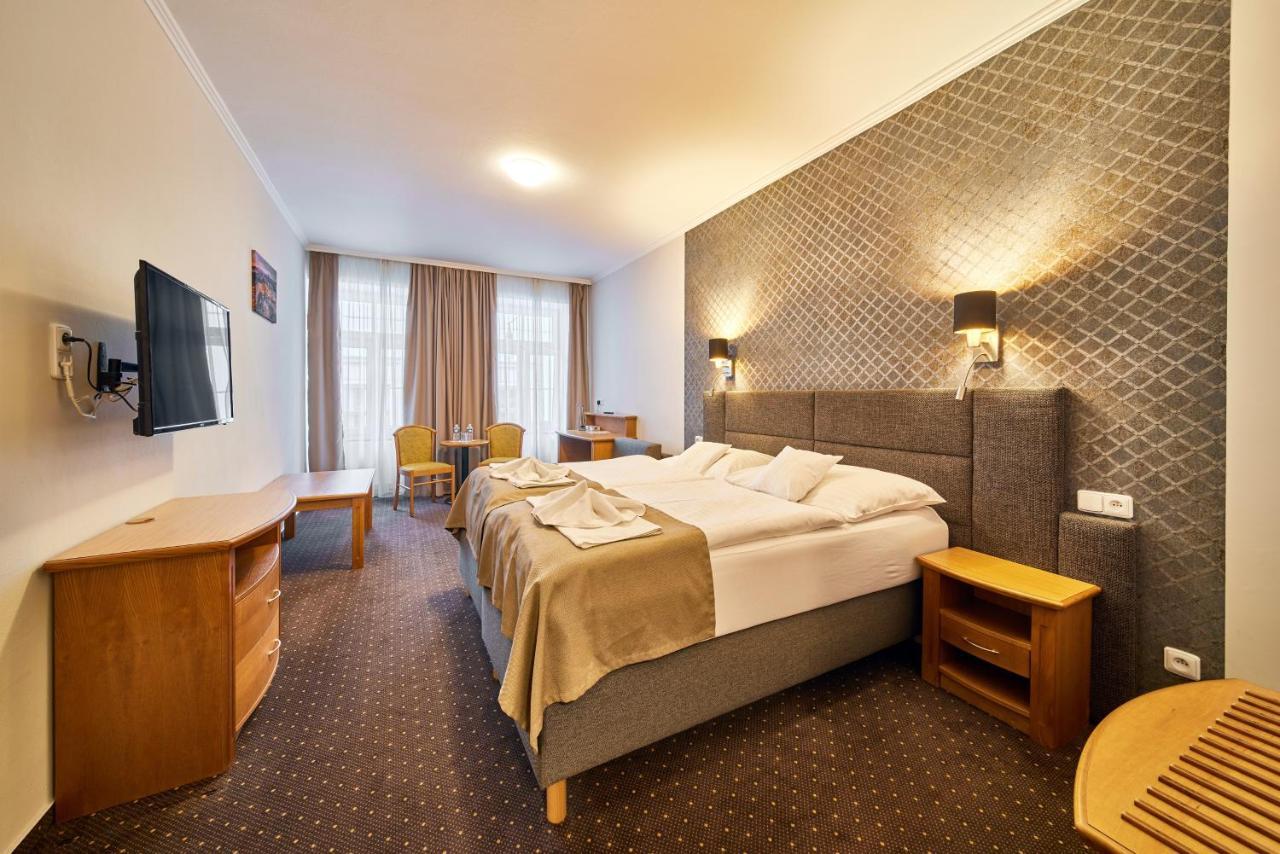 Hotel Adam 特鲁特诺夫 外观 照片