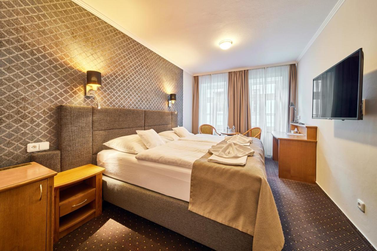 Hotel Adam 特鲁特诺夫 外观 照片