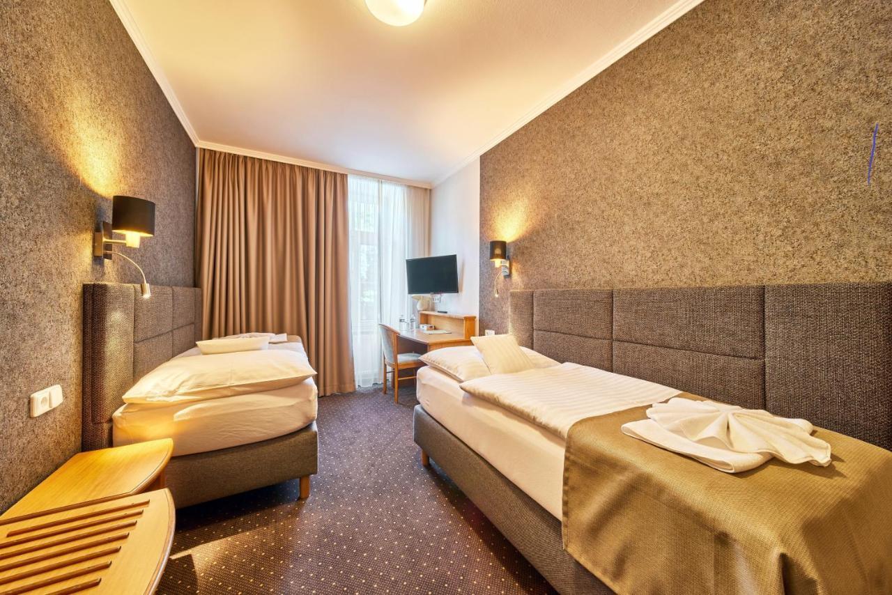 Hotel Adam 特鲁特诺夫 外观 照片