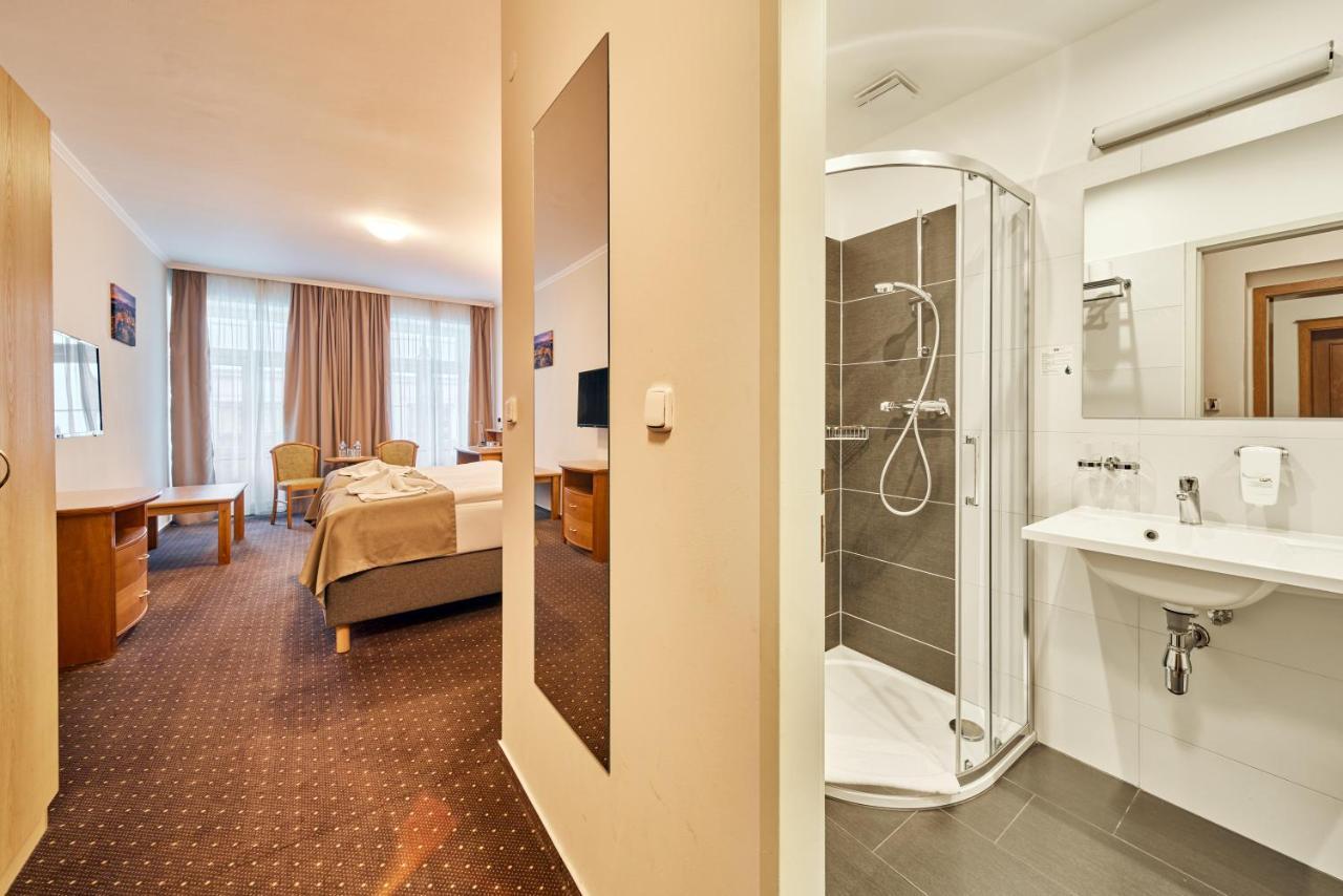 Hotel Adam 特鲁特诺夫 外观 照片