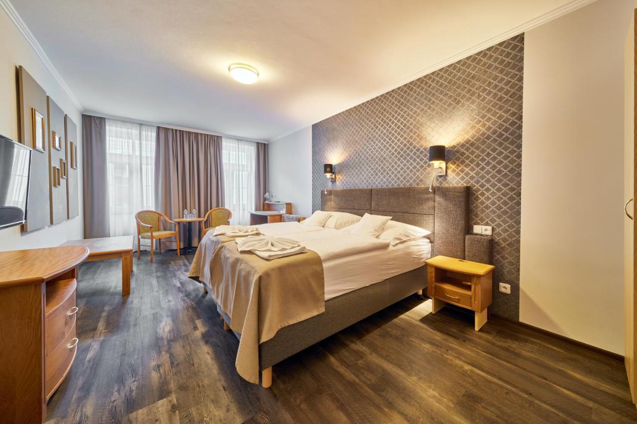 Hotel Adam 特鲁特诺夫 外观 照片
