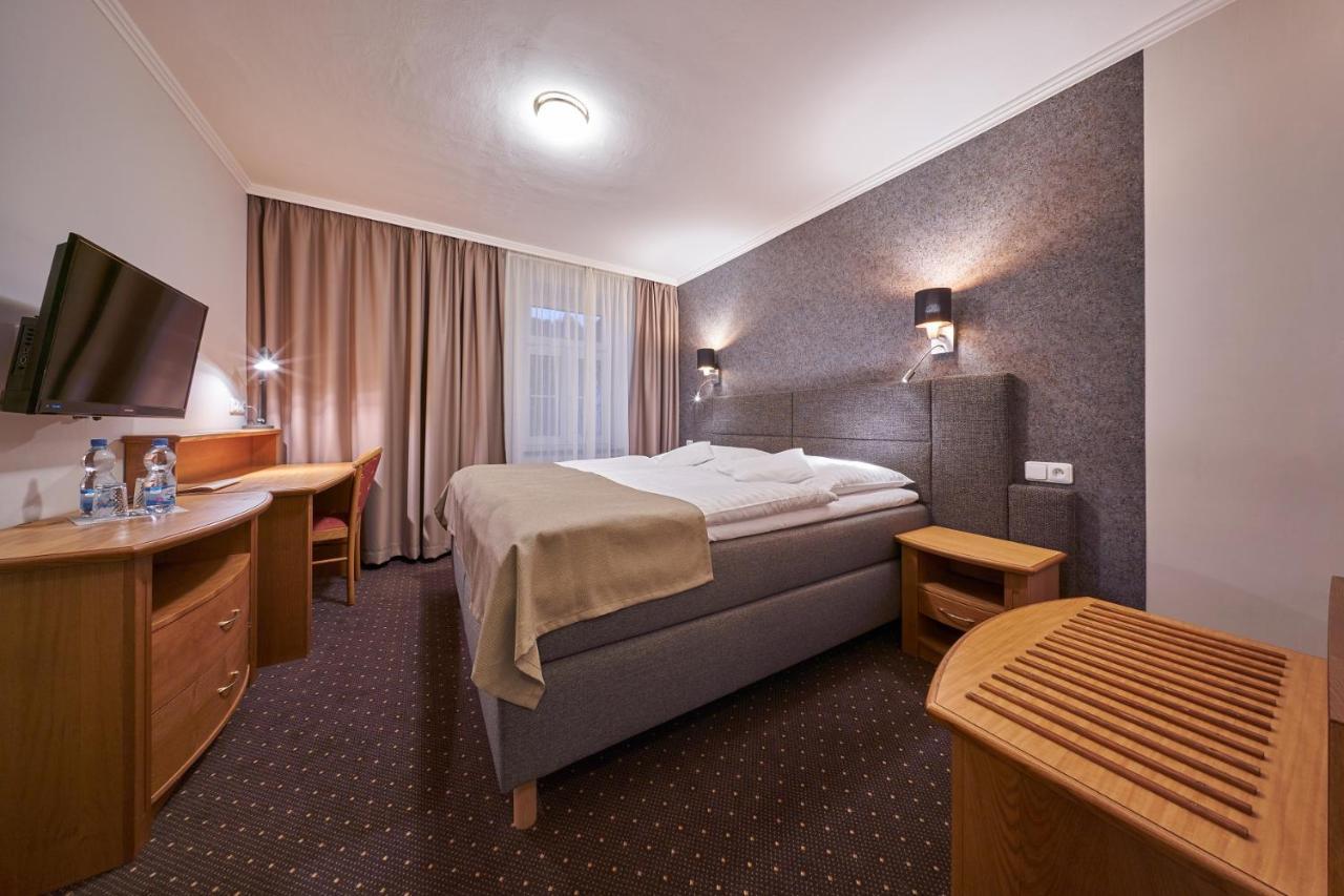 Hotel Adam 特鲁特诺夫 外观 照片