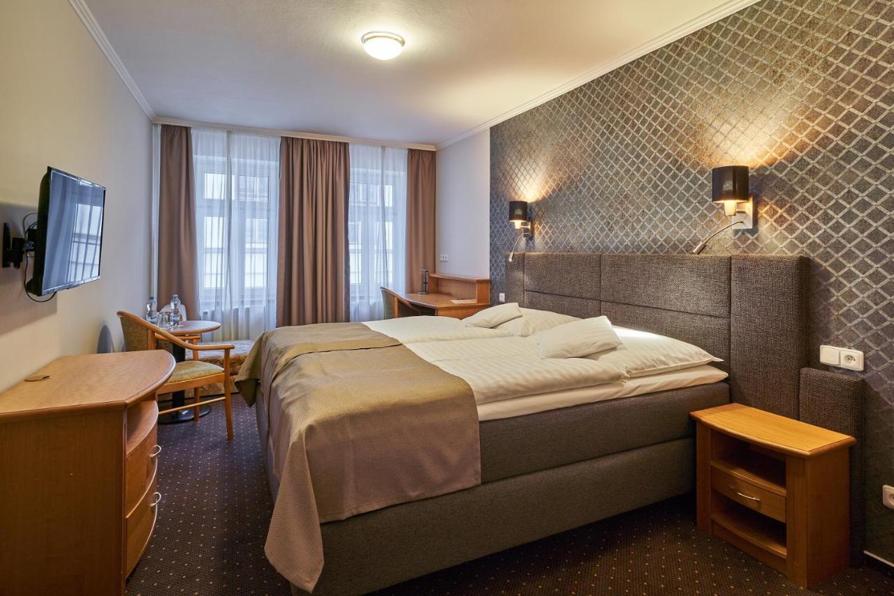 Hotel Adam 特鲁特诺夫 外观 照片