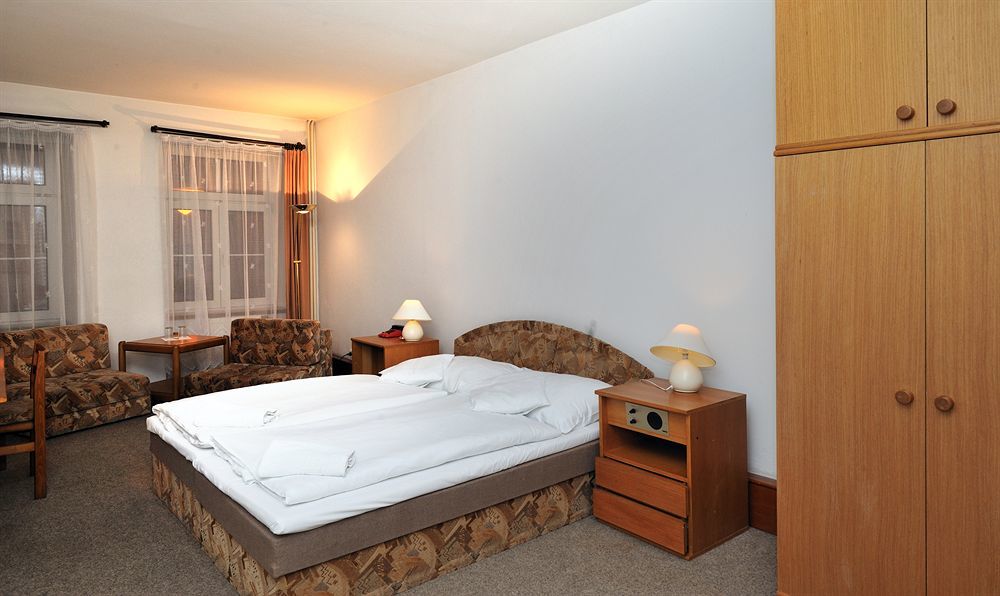 Hotel Adam 特鲁特诺夫 外观 照片