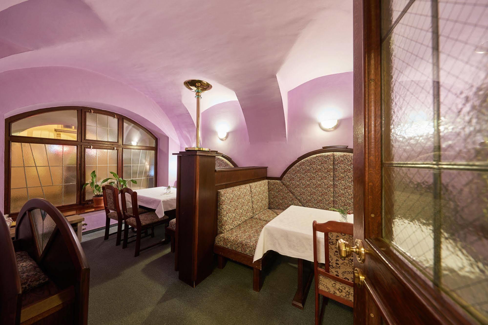 Hotel Adam 特鲁特诺夫 外观 照片